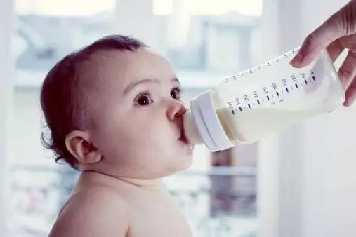 宝宝大了还在用奶瓶，当心会变成“丑八怪”！_奶瓶-儿童护理