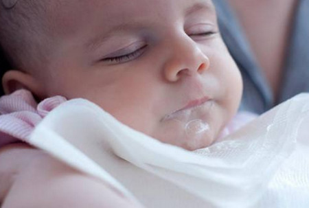 怎么判断宝宝吐奶是不是生病了_吐奶-儿童护理