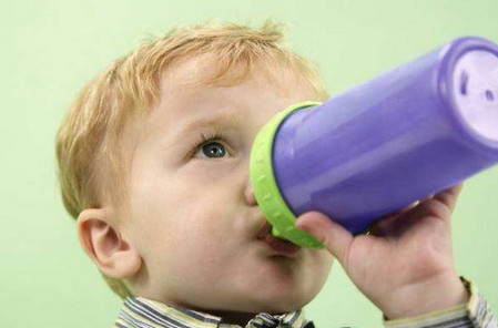 宝宝不爱喝水，5个小妙招管用！_儿童护理奶瓶-缺水-不爱