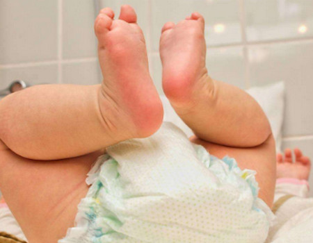 宝宝总是嗯嗯嗯用力排便该怎么办_便秘-儿童护理膳食-纤维-肥皂