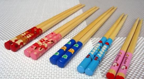 早使用筷子的宝宝更聪明，你家宝宝会用筷子了吗？_儿童护理都是-吃饭-肌肉