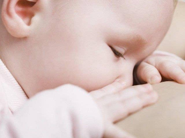 宝宝不肯吃母乳是什么原因_母乳喂养-儿童护理妈妈-乳头-吮吸
