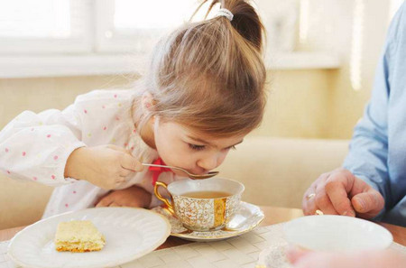 孩子喝茶好处多，但家长不可忽视这几点！_儿童护理作用-饮茶-浓茶