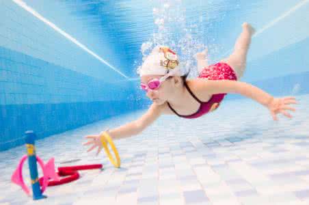 孩子学游泳的最佳年龄_百科小知识-儿童护理学游泳-屏气-泳帽