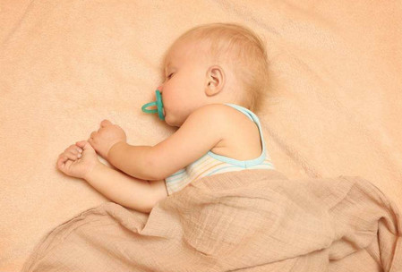 哄宝宝睡觉，这5个误区要避开！_儿童护理绑腿-抱着-睡觉