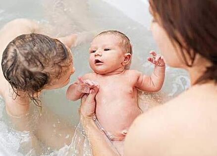 夏天新生儿怎么正确洗澡_夏天-儿童护理-节日-护理-资讯夏天-正确-水温