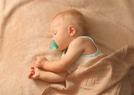 宝宝睡觉，不要养成这些坏习惯！_儿童护理含着-养成-抱着