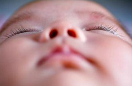 宝宝嘴里有白泡是什么原因造成的？_儿童护理是有-疱疹-治疗