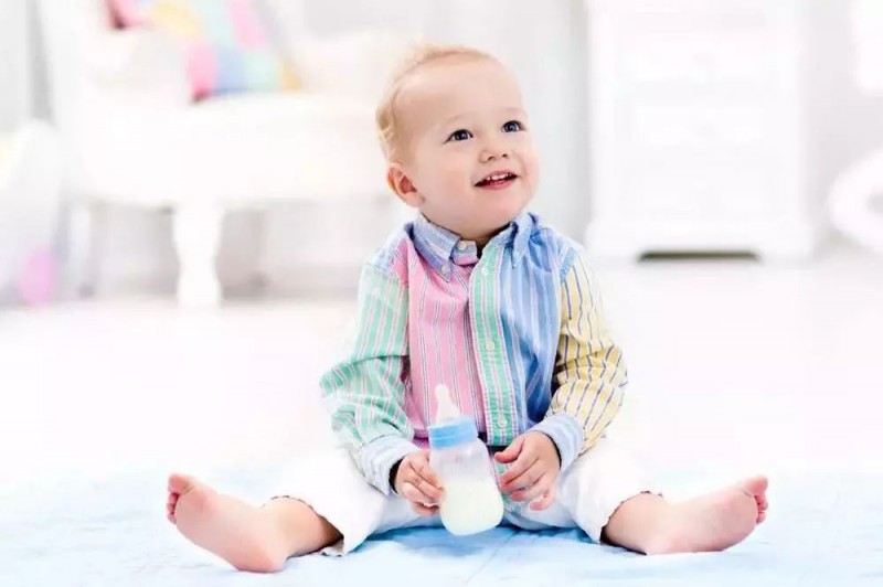 1岁内宝宝的肢体发展，要这样来引导！_肢体语言-儿童护理个月-翻身-仰卧
