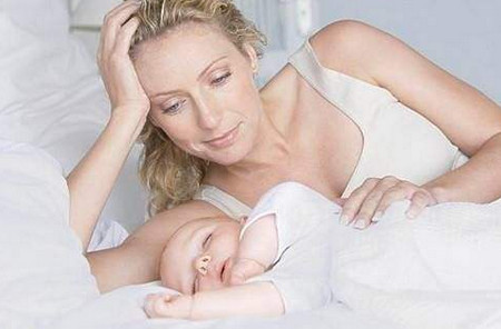 和宝宝一起睡觉，会遇到这五件尴尬事！_儿童护理睡觉-被子-尴尬
