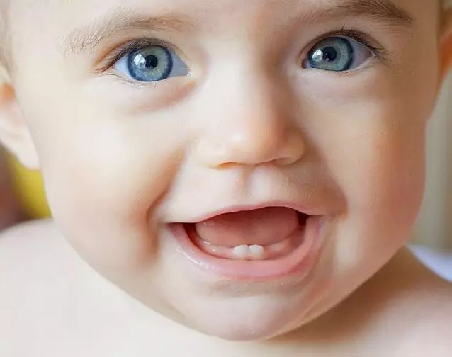 宝宝长牙，家长易陷入的4大误区！_儿童护理牙齿-可以用-家长