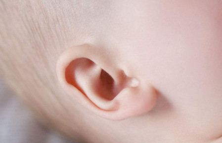 宝宝抓耳朵是中耳炎吗？为什么宝宝抓耳朵_宝宝疾病-儿童护理外耳道-自己的-长牙