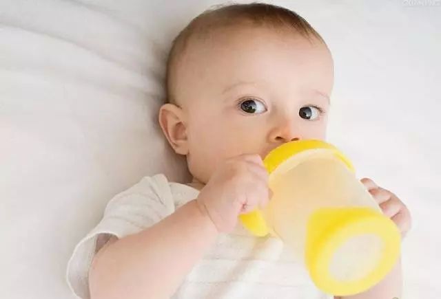 宝宝6个月前不能喂水是真的吗？应该是怎样的？_宝宝6个月-儿童护理喂奶-个月-补水