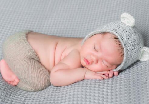 刚出生的宝宝为什么老是哭_儿童护理-新生儿-护理-时期止痒-小瓶-喂奶