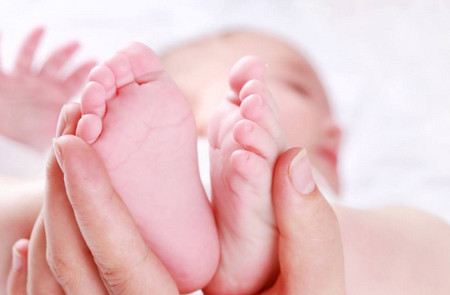 胎儿出生后谁先抱，可是有讲究的！_儿童护理新生-出生-人选