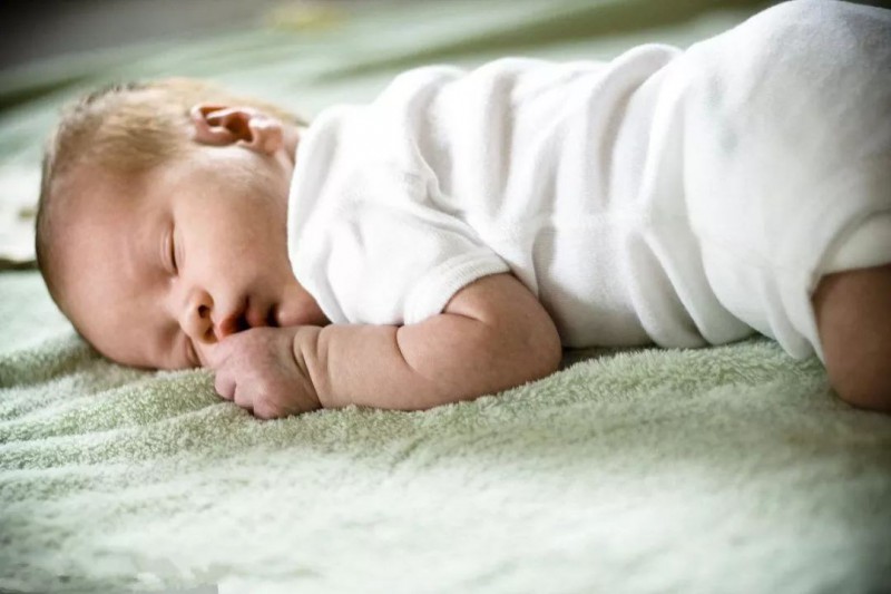 怎么防止小宝宝的纸尿裤漏尿？_儿童护理-尿裤湿巾-母婴用品发生-给宝宝-衣物