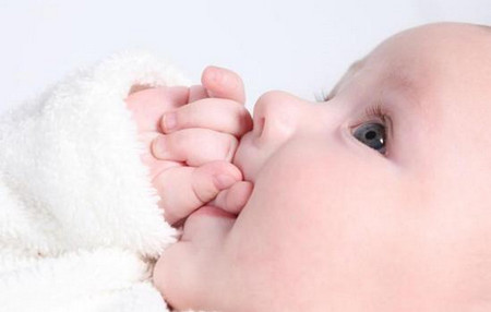 不要盲目制止宝宝吃手，也要分年龄来_儿童护理吸吮-这个问题-原因