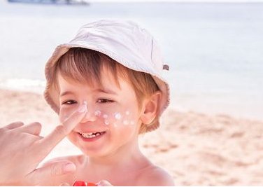 夏季如何帮助宝宝防晒_夏天-儿童护理-节日-护理-资讯防晒霜-涂抹-紫外线