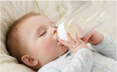 掌握宝宝喝水的正确姿势，让你的宝宝变得健康_儿童护理母乳-月龄-配方