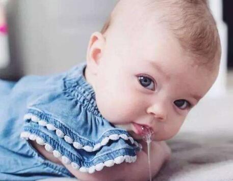 新生儿喝完奶就吐该如何预防_儿童护理-护理喂奶-喝完-宝宝