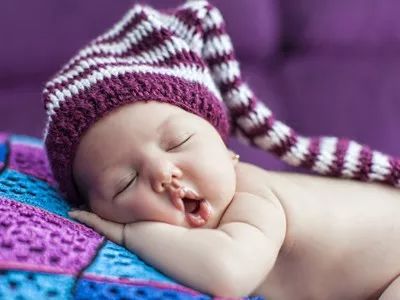 你家宝宝是怎样睡觉的？7种睡姿暗藏疾病信号！_儿童护理信号-状态-宝宝