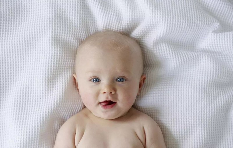 宝宝嘴里的白色斑点，如何分辨是奶垢还是鹅口疮？_儿童护理口腔-清洁-霉菌