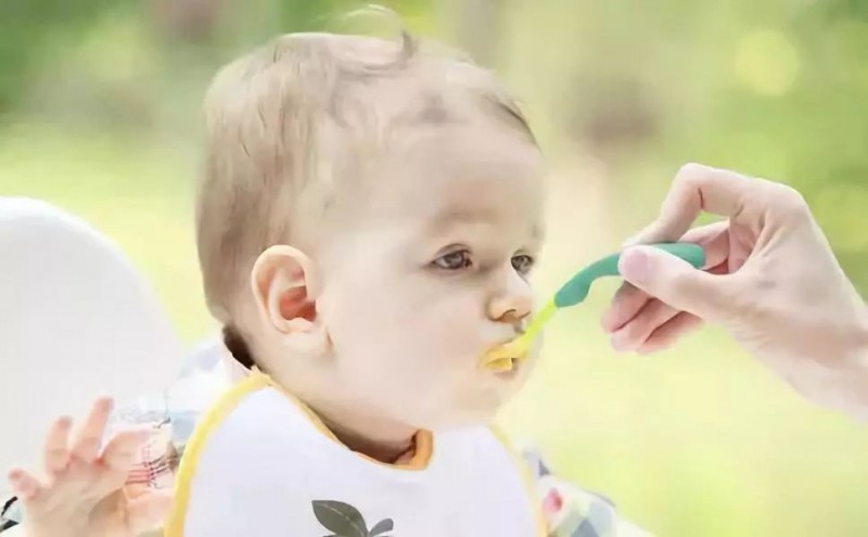 如何正确的第一次给宝宝添加辅食_辅食添加-宝宝6个月-儿童护理食物-给宝宝-勺子