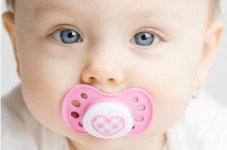 宝宝戒不掉奶嘴怎么办？或许你可以试试这几种办法_奶嘴-儿童护理动作-吮吸-注意力