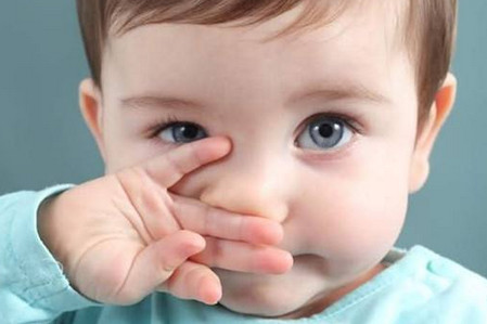 宝宝身体有炎症，你家宝宝有这3大症状吗？_儿童护理出现了-眼屎-便秘