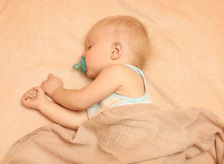 宝宝睡觉时有这4种小动作，宝妈要注意！_儿童护理入睡-睡觉-奶嘴