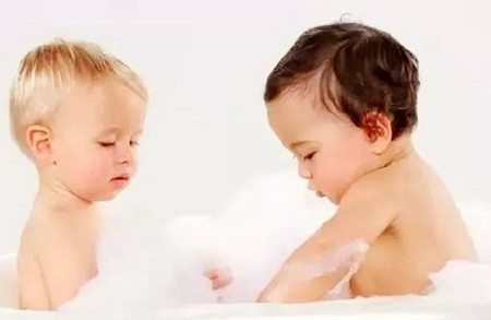 通过洗澡就能看出孩子的性格，这是真的吗？_儿童护理性格-浴盆-较强