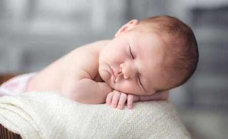 错误睡姿是隐形“婴儿杀手”，你家宝宝是哪种睡姿呢？_儿童护理小宝宝-侧卧-睡眠