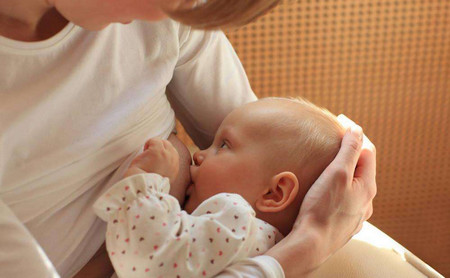 如何做到第一次正确喂奶_儿童护理妈妈-姿势-乳头