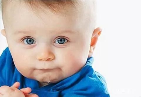 宝宝流口水是怎么回事？又该如何护理口水疹呢？_流口水-儿童护理吞咽-唾液腺-油状