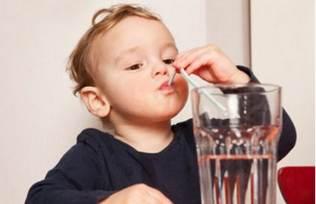 别让孩子多喝这三种水，会影响孩子健康！_儿童护理影响-汽水-女儿