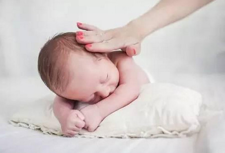 当宝宝发生坠床事件的第一时间该怎么做_儿童护理情况-护垫-床上