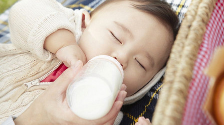 关于用奶瓶喂宝宝，宝爸宝妈们必须知道的几点_儿童护理喂奶-给宝宝-月龄