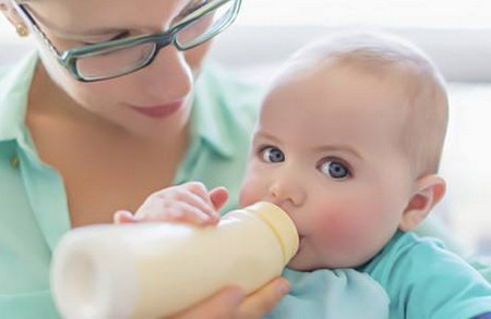 宝宝喝奶粉喝到几岁最好？你家孩子还在喝奶粉吗？_奶粉几岁-选择-成长
