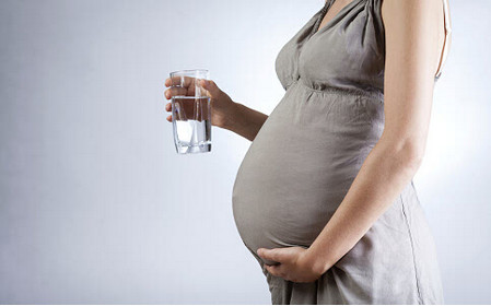 孕期喝水，尤其是在这三件事后_怀孕护理-怀孕注意事项空调-水分-喝水