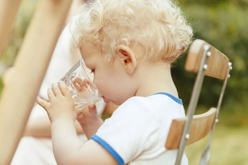 宝宝体内缺水是什么症状_儿童护理水分-身体-皮肤