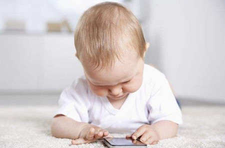 宝宝三岁前玩手机会有什么影响吗？_育儿经验-儿童护理三岁-孩子-都是