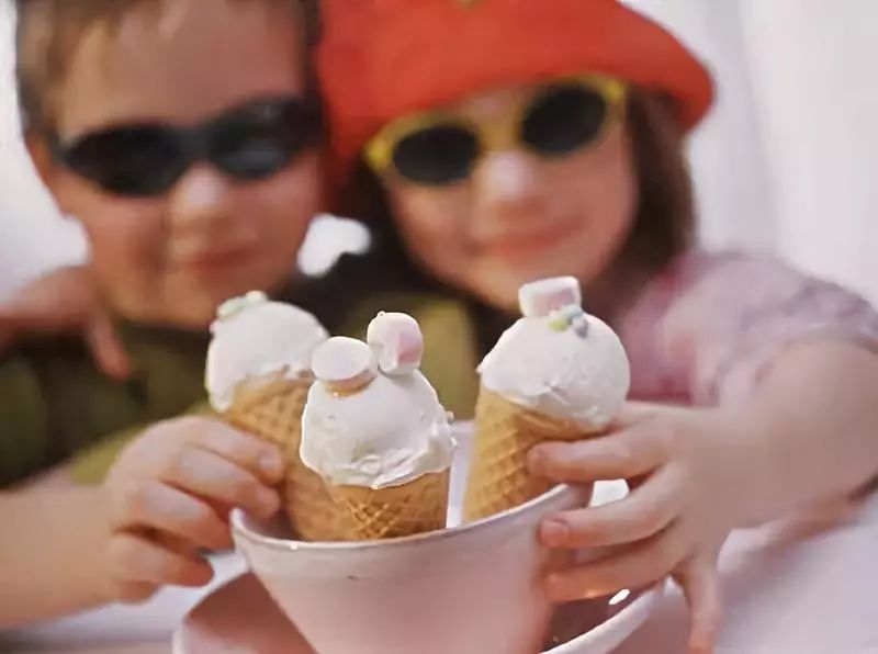 孩子能吃冰淇淋吗，夏天吃冰淇淋的注意事项_夏天-儿童护理要注意-拉肚子-温度