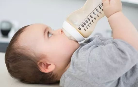 宝宝躺着喝奶好不好，宝宝躺着喝奶问题大吗_儿童护理喜欢-龋齿-影响