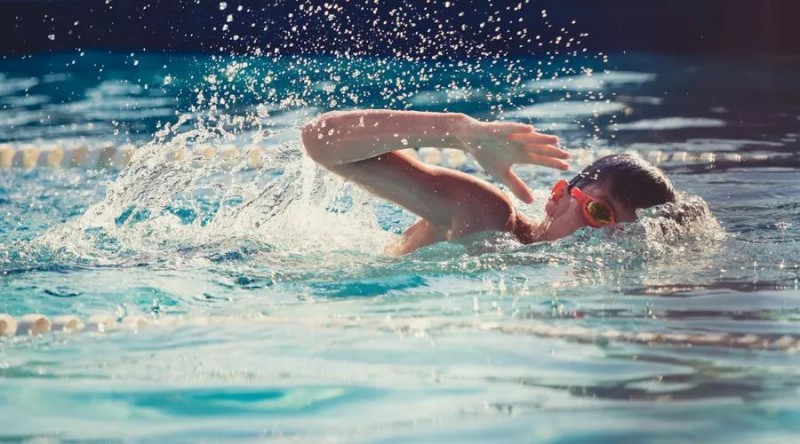 孩子夏天游泳要注意什么_安全教育-幼儿安全-安全意识要注意-水质-池水
