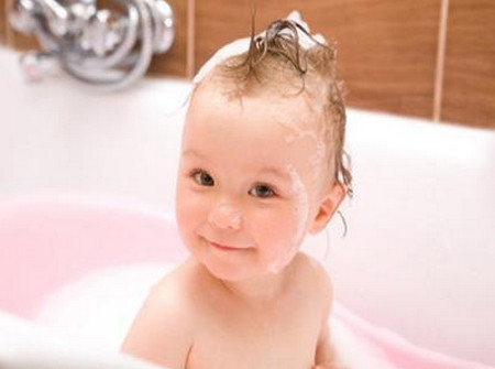 宝宝洗完澡后，哪些事情不能立马做？_儿童护理体表-身体-喂奶