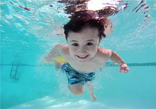 小孩子夏天游泳注意事项_儿童护理细菌-感染-带孩子