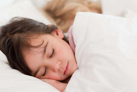 如何改掉孩子睡前的坏习惯_儿童护理自己的-都是-衣领
