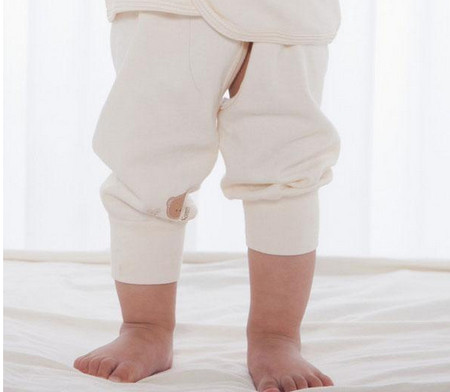 夏天孩子穿开裆裤的危害有哪些？_儿童护理宝宝-上了-异物