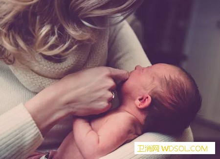 婴儿抚触的好处和作用 让宝宝远离睡眠差没食欲免疫力低_抵抗力-抚触-儿童护理触摸-妈妈-刺激