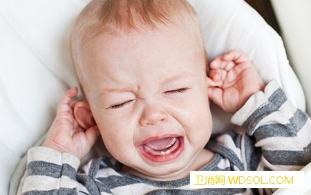 宝宝总是抓耳朵怎么回事_儿童护理结痂-这是-耳屎